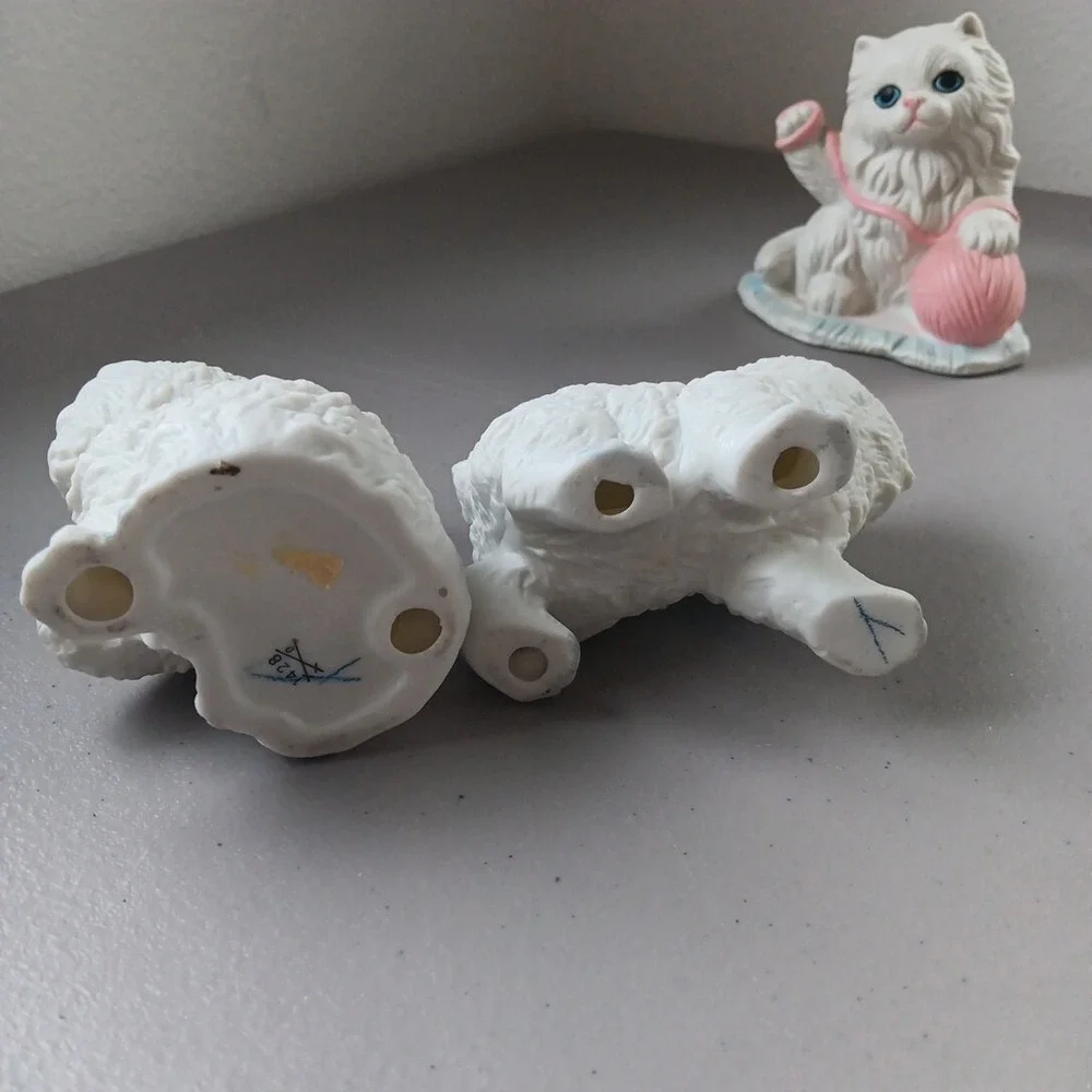 6‎ White Porcelain Ceramic Kitty Cat with Heart & Flower Neck Bow Vintage MCM